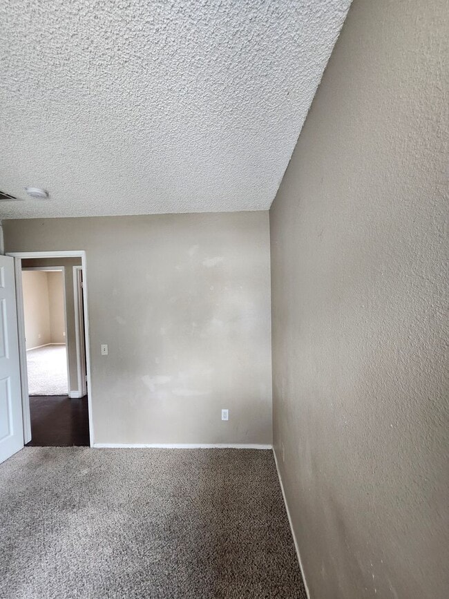 Building Photo - Inviting 3-Bedroom Home