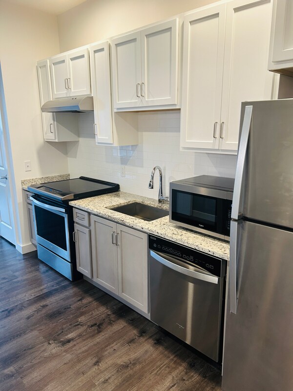 Building Photo - 550 New Holland Ave