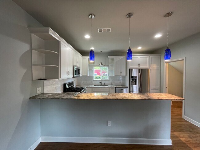 Building Photo - Amazing detached 2/2.5 duplex in Central Austin!!!