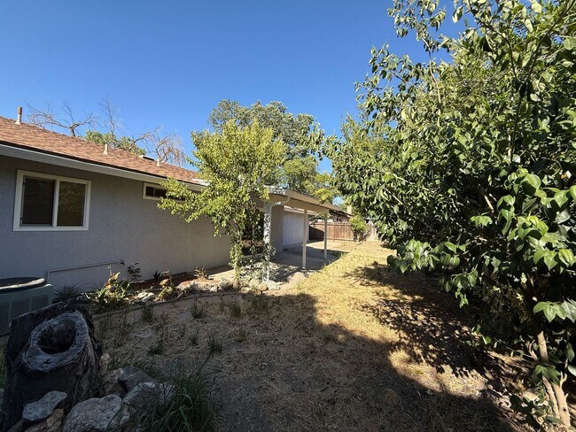 Building Photo - Single story home in east Modesto!