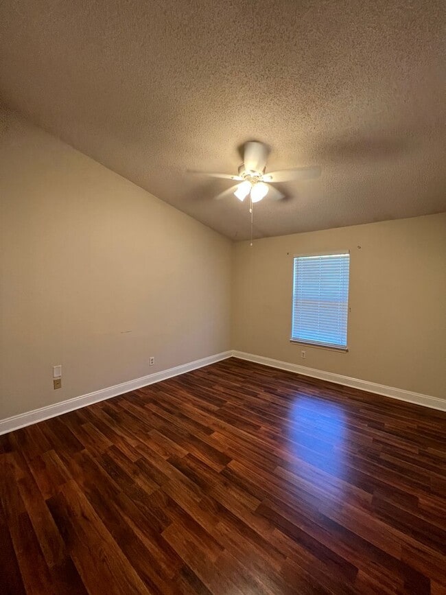 Building Photo - 2 Bedrooms w/ Scenic View