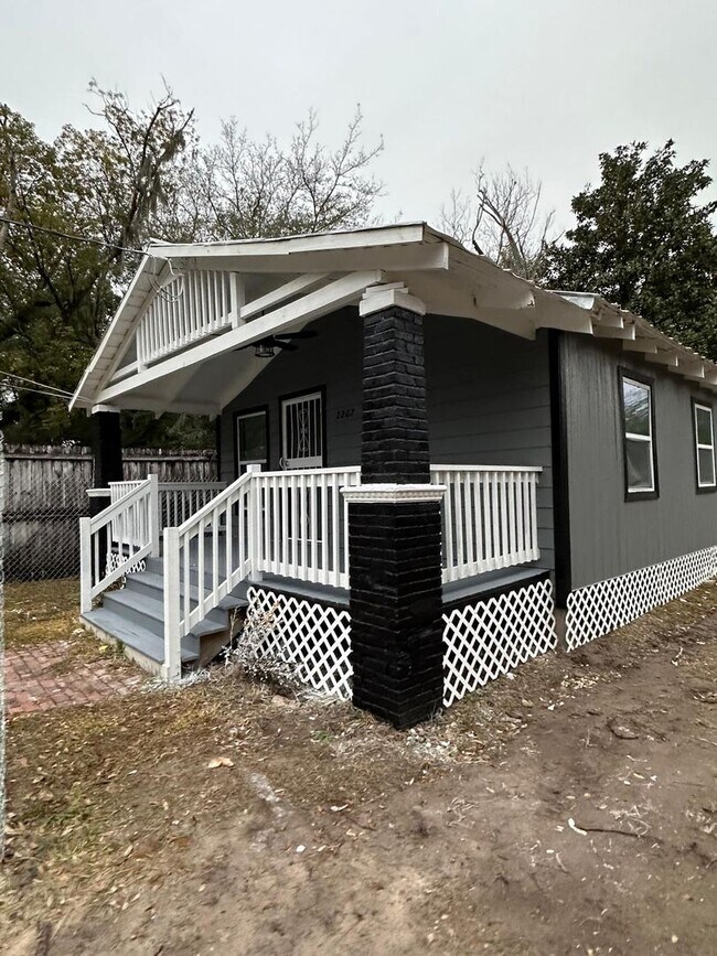 Building Photo - Fully Renovated 3/1 Single Family House Available for Immediate Rent!