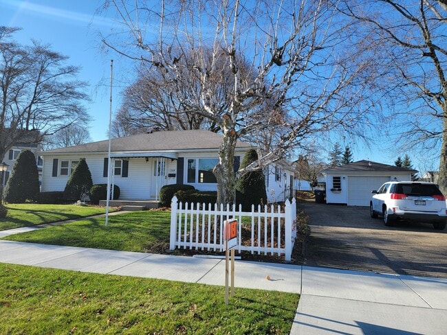 Single Family Home w/ Detached Garage - 2504 Crescent Dr