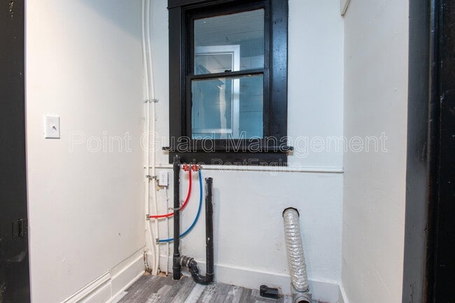 Building Photo - 3224 E Oakland Ave