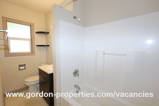 Building Photo - SE Arista Dr - 1 bedroom apartment in the ...