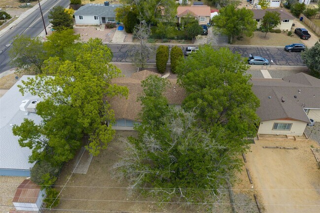 Building Photo - 3 bedroom,1.5 bath with 1 car garage close to schools, hospital and shopping!