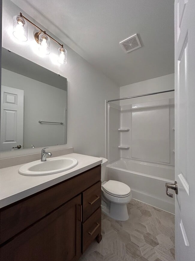 Building Photo - 3 Bed 3 Bath TownHome