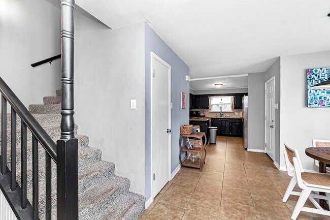 Building Photo - 9221 Fox Run Ave