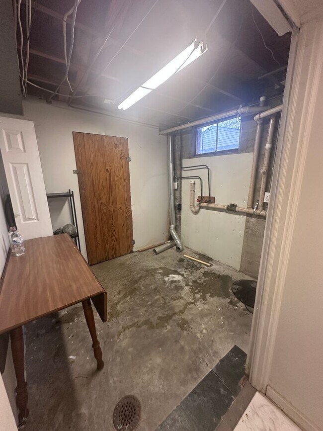 Building Photo - 3 bed, 2 full bath House in 40218 - $2,100/month