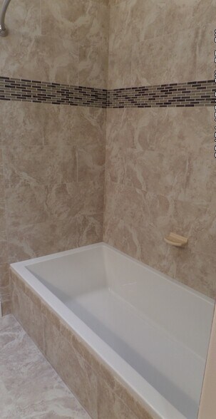 Master Large Soaking Tub - 3753 W 244th St