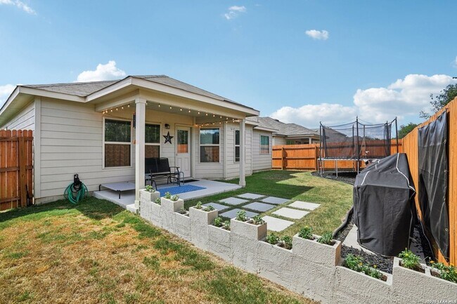 Building Photo - 633 Oleander Crk