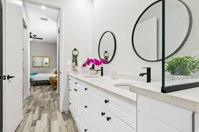 Building Photo - 2420 Valentine St