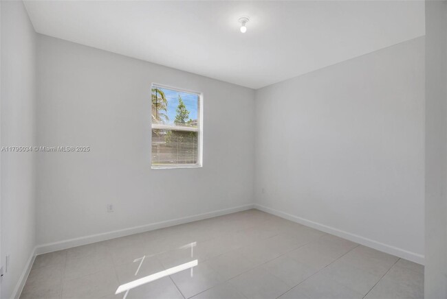 Building Photo - 817 SE 26th Rd