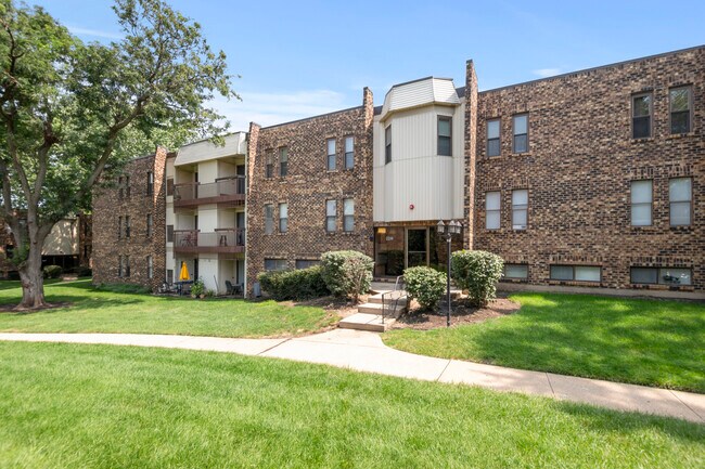 Primary Photo - 2214 Country Club Dr