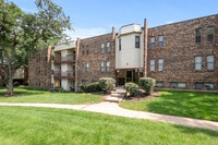 Building Photo - 2214 Country Club Dr
