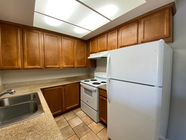 Building Photo - 2 Bedroom Condo in Arbor Hills Gated Community