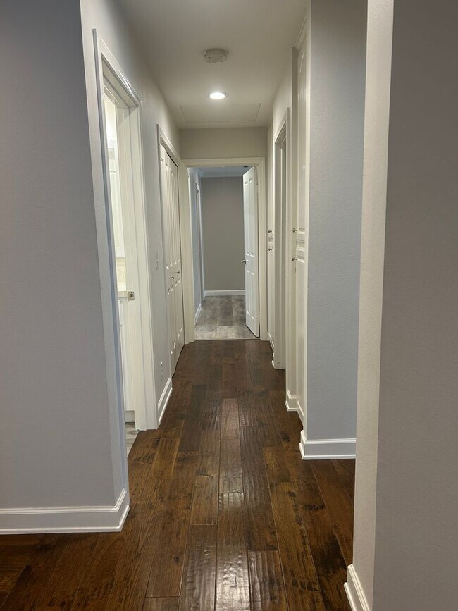 Building Photo - Beautiful 3 Bedroom 2 Bath condo!!