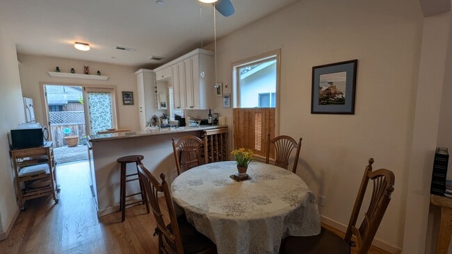 Building Photo - Quaint Historical Home near Downtown Pacif...
