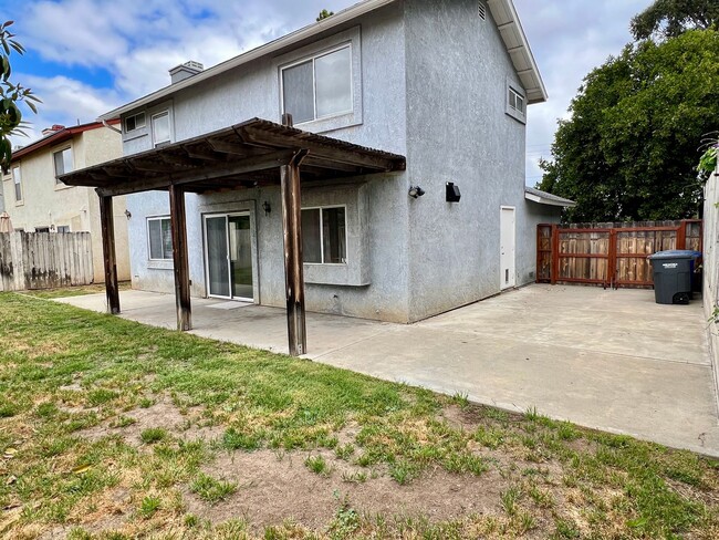 Building Photo - Two Story, 2 Bedroom 2.5 Bath House w/Cent...