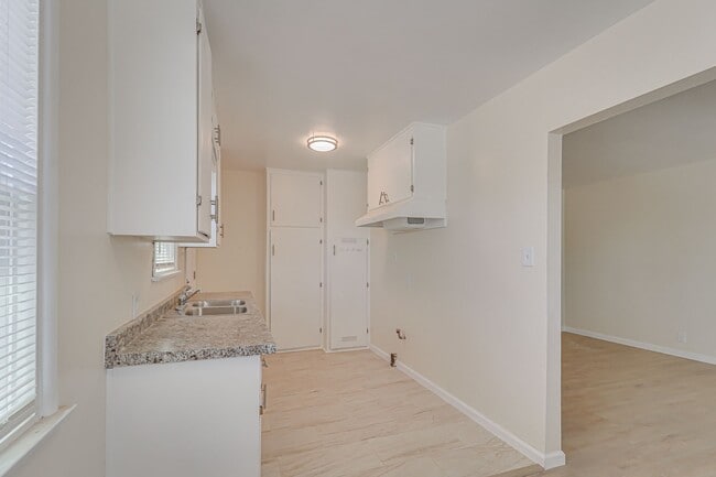 Building Photo - Newly Remodeled!