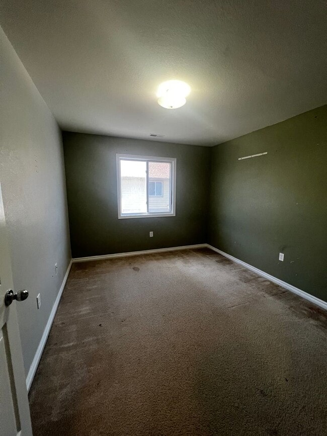 Building Photo - Charming Townhome, Prime Location, Cozy Li...