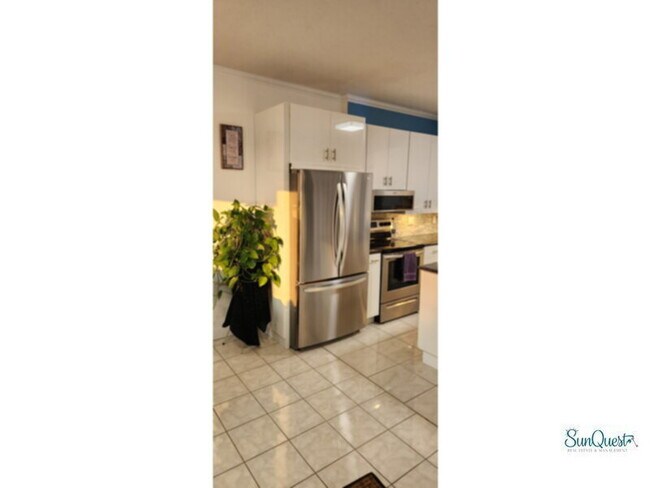 Building Photo - Carefree living in this immaculate updated 1 bedroom condo!