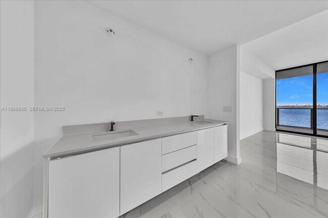 Building Photo - 700 NE 24th St