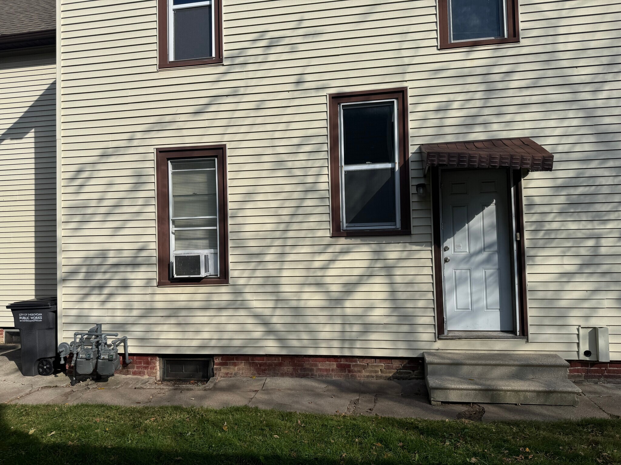 Side door to upper - 1413 Jefferson Ave