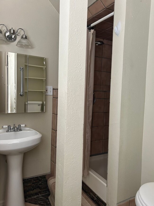 Building Photo - 1-Bedroom in Quiet 4-Plex near Ivywild