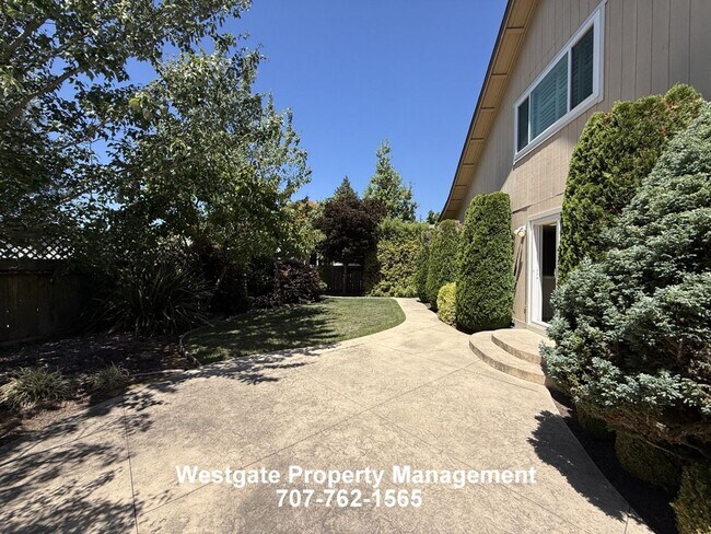 Building Photo - 1604 Cerro Sonoma Cir
