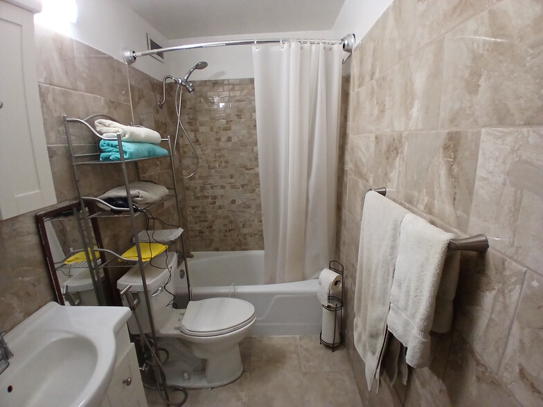 Full size bathroom - 5601 N Sheridan Rd