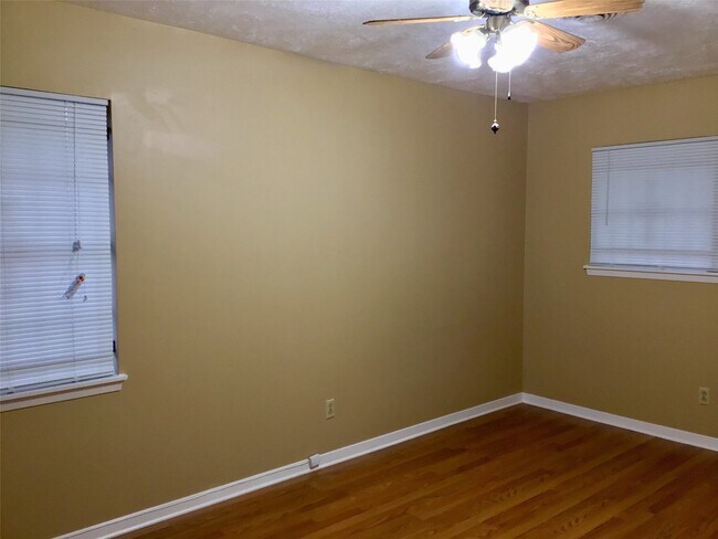Building Photo - 1585 Auburn Dr