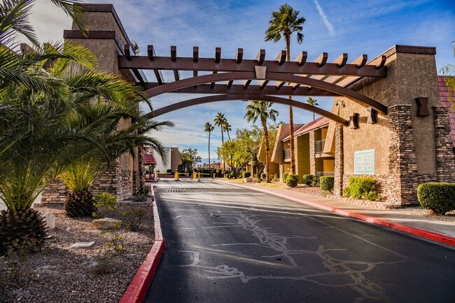 Building Photo - Beautiful 1 bedroom condo Resort style guard gated community