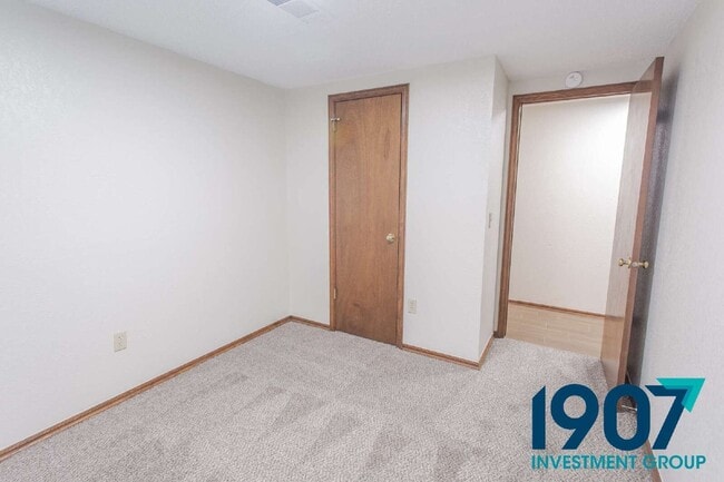 Building Photo - 2102 Briarcliff Dr