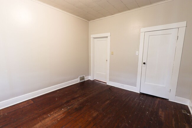 Building Photo - 3 bedroom 1 bath  ***Not Section 8 Approve...