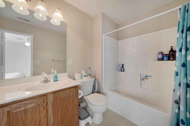 Building Photo - 3 bedroom home with large, fenced backyard convenient to RTP!