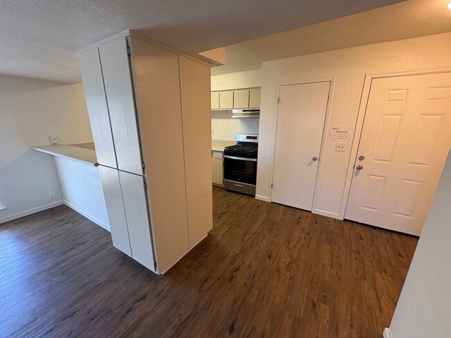 Building Photo - Upstairs Apartment Rent Ready!