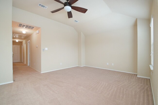 Building Photo - 4 bedroom home located within 6 miles of R...