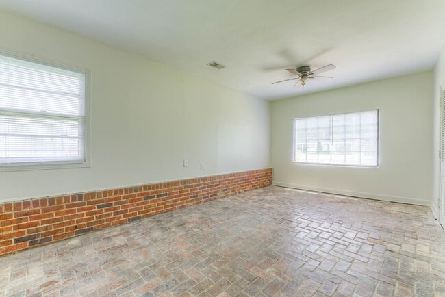 Building Photo - 1261 W Perkins Rd
