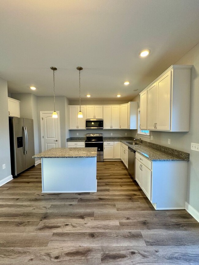 Building Photo - *LIKE NEW!* 3BR/2.5BA Townhouse in Crescen...