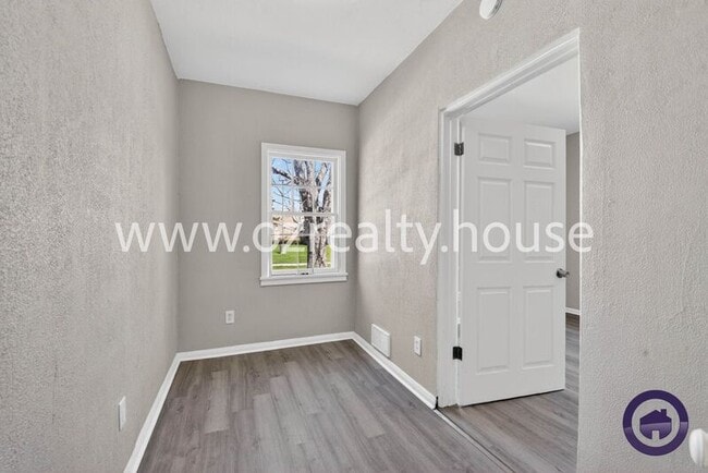 Building Photo - 160 Bronson Ave