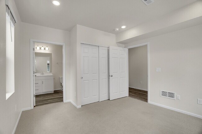 Building Photo - $3,330.95 with $300 off the first month's Rent - 4 Bedrooms, 3.5 Bathrooms, Townhouse in Broomfie...