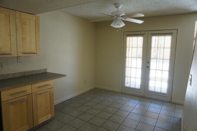 Building Photo - 2 Bedroom Condo in Great South Phoenix Location!