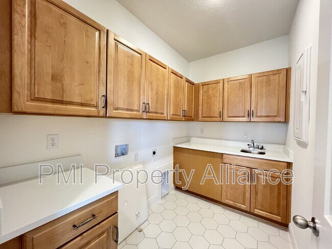 Building Photo - 2180 Axel St