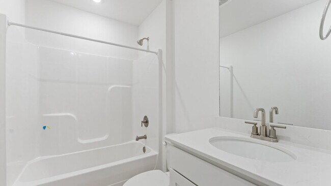 Building Photo - "Bright 4-Bedroom Haven with Scenic Views ...
