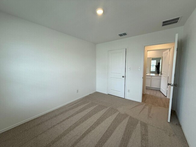 Building Photo - 125 Sormonne Lp