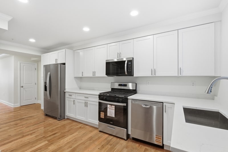 Building Photo - 2206 Cambridge St