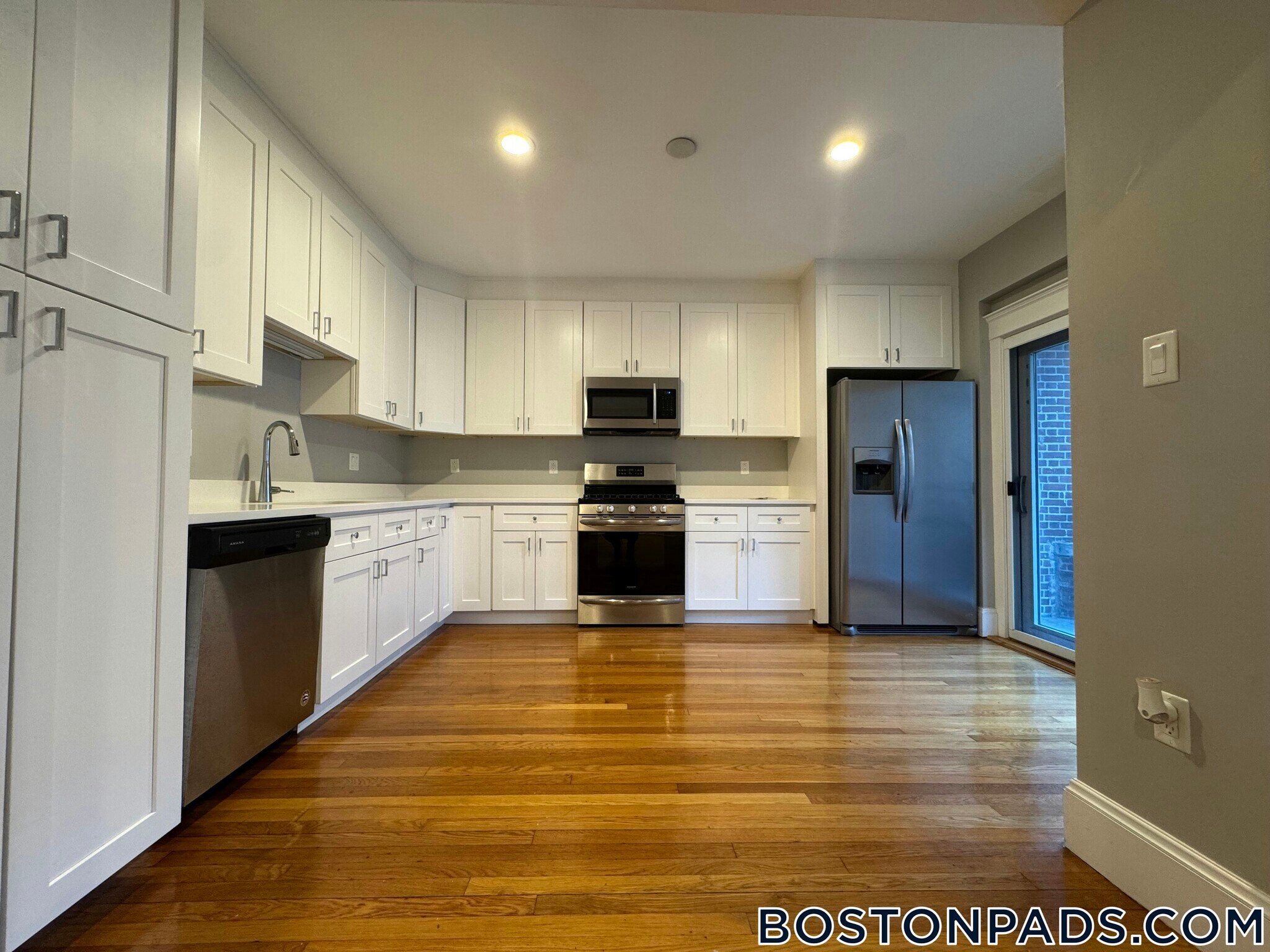 Building Photo - 190 Kelton St