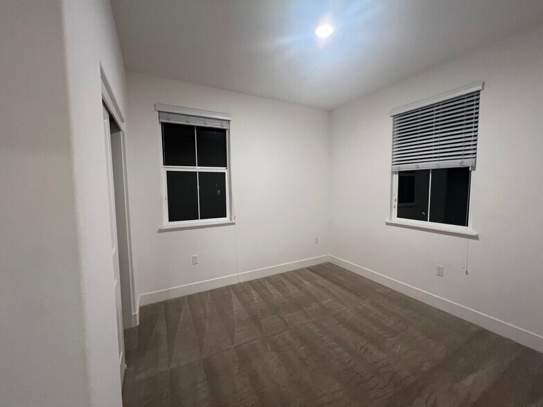 Building Photo - 857 Barney Cmn