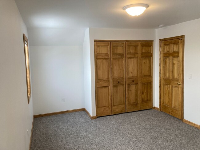 Building Photo - AVAILABLE JUNE/JULY - Remodeled 3 Bed 1.5 ...